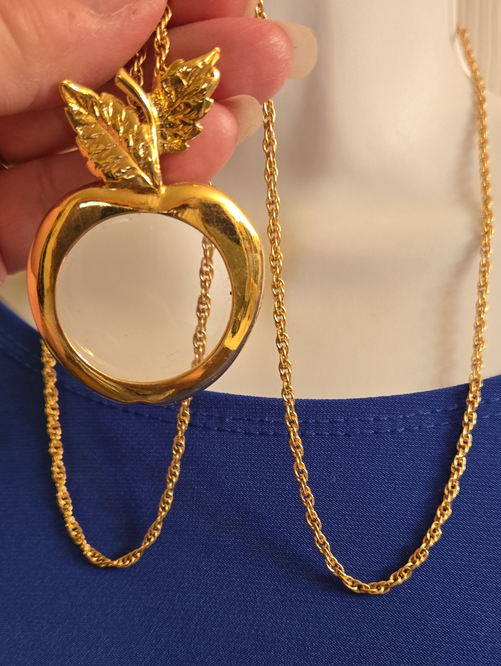 Avon Gold Apple Leaf Pendant Necklace